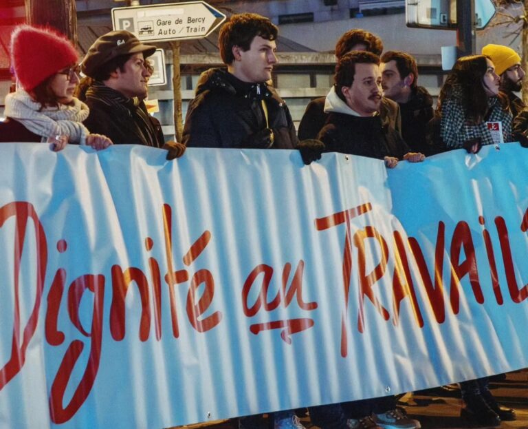 LES JEUNES NE VEULENT PLUS ÊTRE SACRIFIÉS